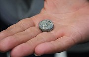 Большая свинцовая печать, найденная в слое, который относится ориентировочно к середине 19-го века