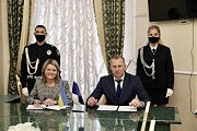 Ректор ОГУВД Вячеслав Аброськин и заместитель директора Дипломатической академии Украины Евгения Габер подписывают договор о сотрудничестве