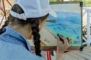 Валя Леонтюк трудится над пейзажем, который принесет ей третье призовое место