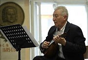 Выступает народный артист Украины Александр Олейник