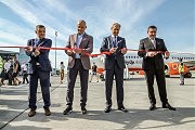 Красную ленточку перерезают директор аэропорта Владимир Семенченко, мэр Одессы Геннадий Труханов, губернатор Сергей Гриневецкий и председатель областного совета Григорий Диденко