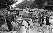 Мирные жители строят баррикады на одной из улиц Одессы. 1.08.1941 г.