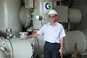 Роман Стомат демонстрирует новейшее оборудование подстанции