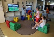 В кабинете виртуальной реальности проводит занятия социальный педагог Елена Гнездилова