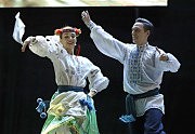 Танцует ансамбль «Чайка»