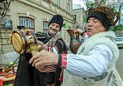 Угощает Степан Сафта (справа)