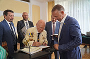 Капітан Станіслав Незавітін — людина легендарна на морському транспорті. Свою книгу спогадів одному із перших він подарував Юрію Круку, з яким працював багато років...